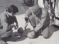 Seiji Kimura husking a coconut in Italy. [Courtesy of Fumie Hamamura]