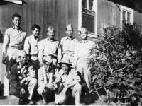 Tokuji Ono and friends at Camp McCoy, Wisconsin. building [Courtesy of Leslie Taniyama]