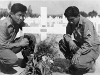 Harry Moromisato and friend remembering a fallen soldier [Courtesy of Goro Sumida]