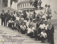 Spark Matsunaga poses with fellow veteran Uki Wozumi and Hawaiians at the Capitol. [Courtesy of Ukichi Wozumi]