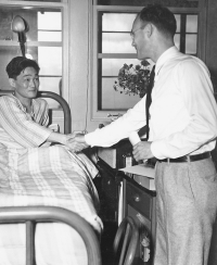 Chaplain Yost visits injured members of the 100th Battalion. (Courtesy of University of Hawaii JA Veterans' Collection)