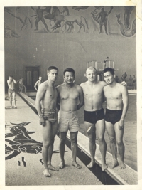 Katsumi Kometani (2nd from left) with Halo Hirose (right), a famous Hawaiian swimmer, and friends at the pool. [Courtesy of Dorothy Kometani]